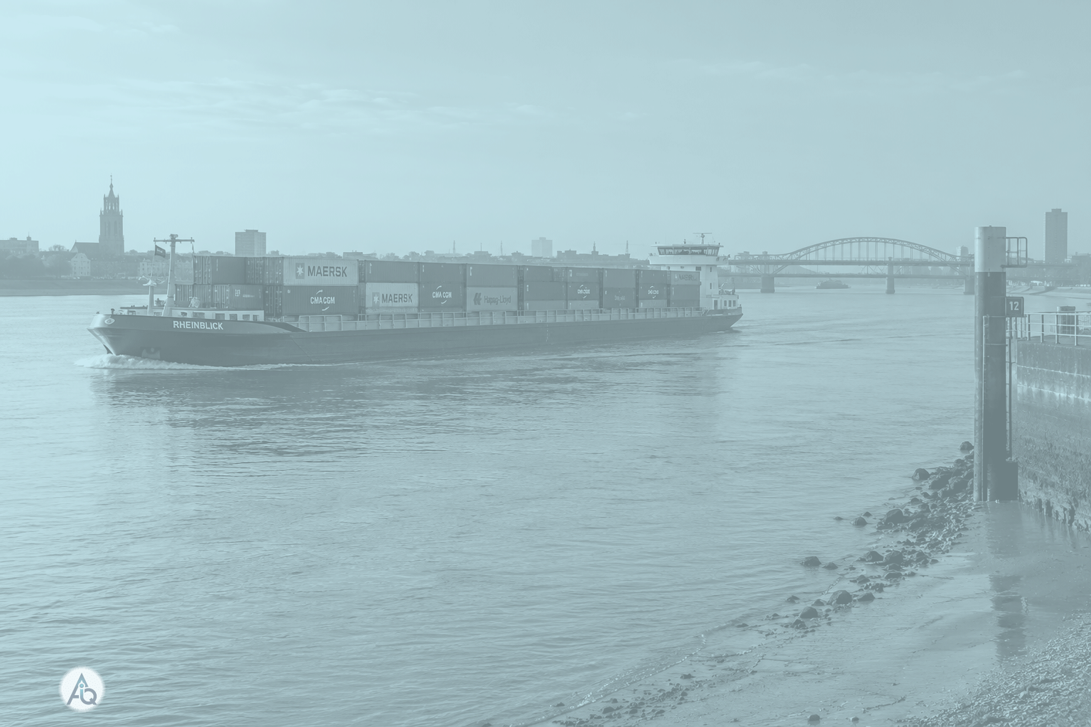 Binnenschip met containers op een rivier bij lage waterstand