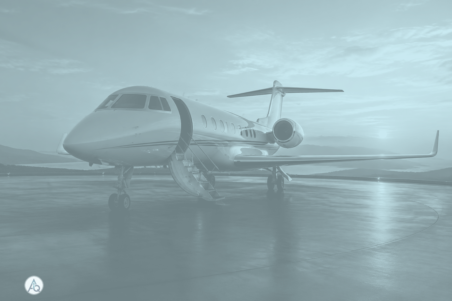 Luxe privéjet op een platform bij zonsopgang