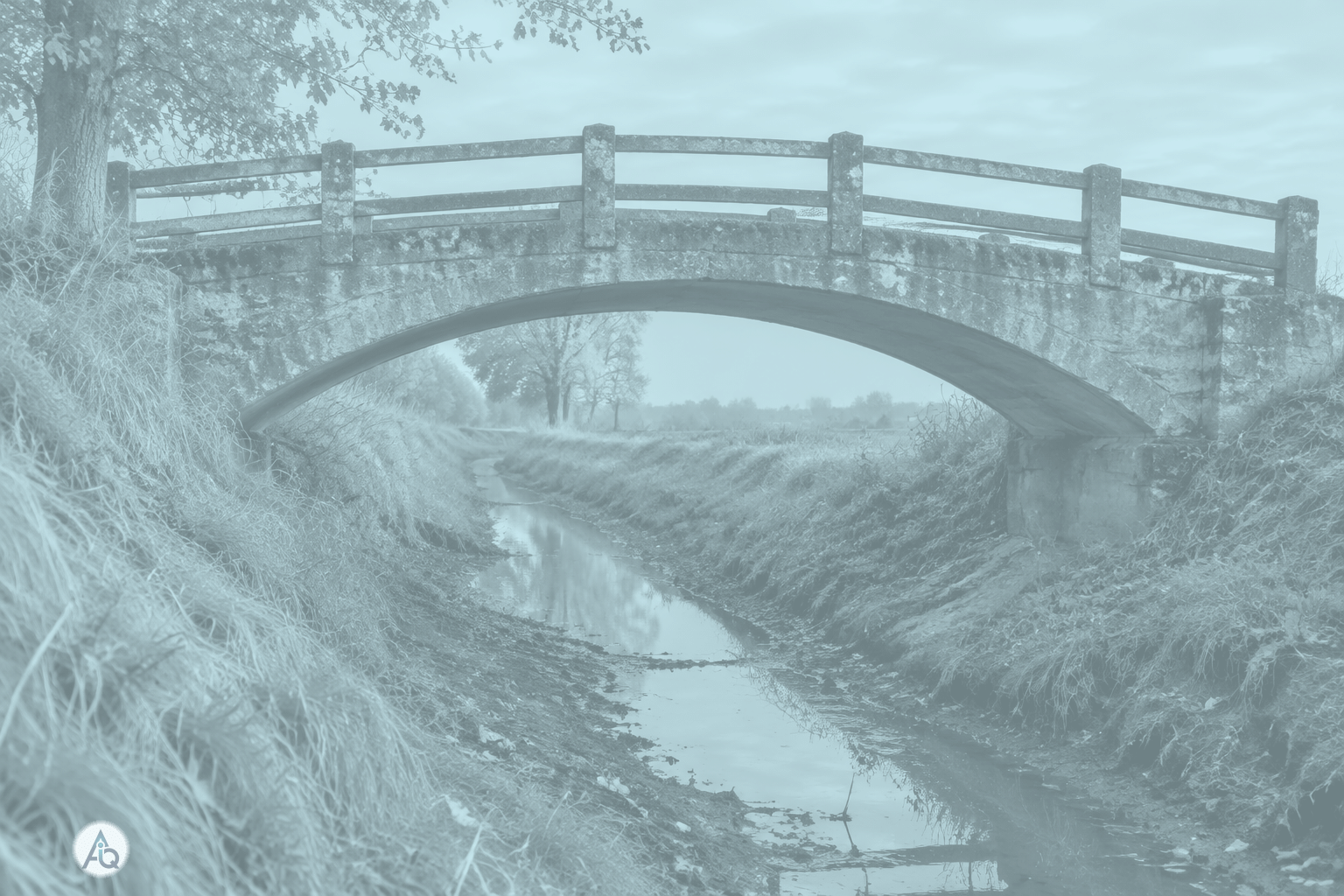 Verweerde betonnen boogbrug over een vrijwel droge Nederlandse sloot in herfstlicht