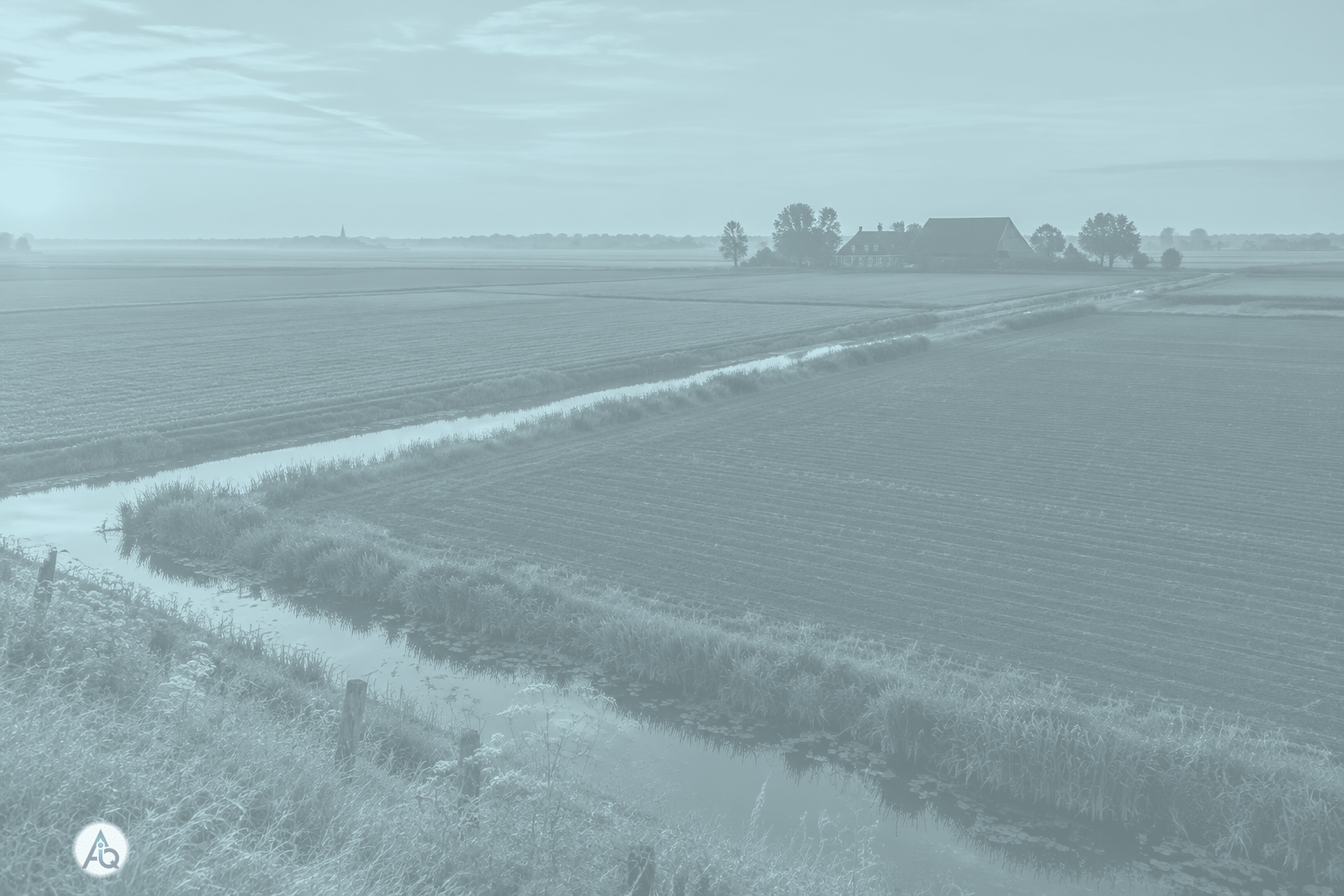 Nederlands cultuurlandschap met akkerland en een boerderij aan de horizon