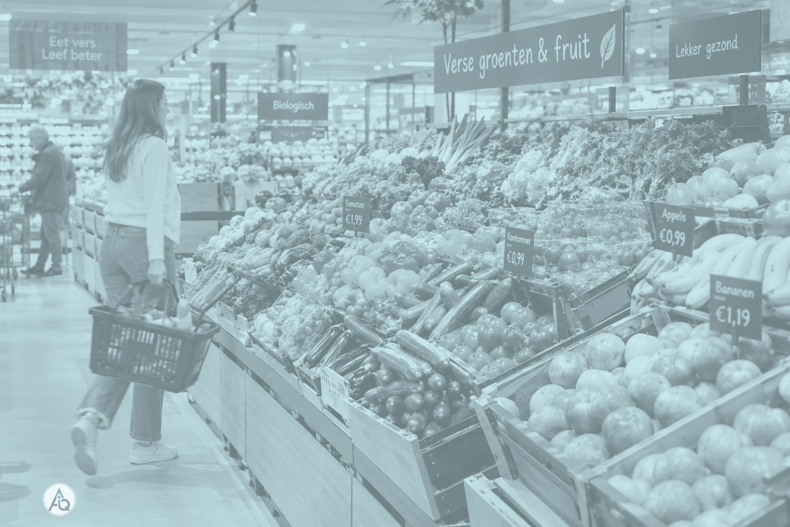 Volle supermarktschap met verse groenten en fruit