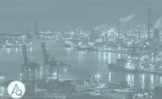 Verlicht haven- en industriecluster met kranen en raffinaderijen bij avond
