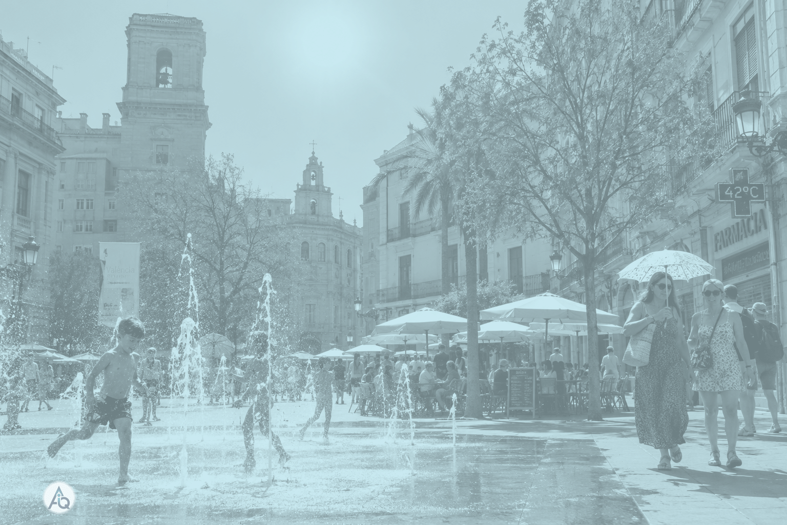 Mensen zoeken verkoeling bij een fontein tijdens een hittegolf in een Europese stad