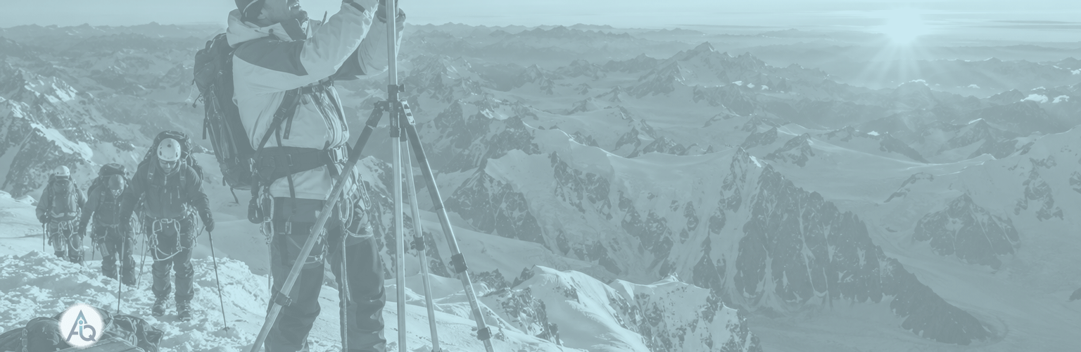 Landmeter meet met GNSS-antenne op de besneeuwde top van de Mont Blanc bij zonsopgang