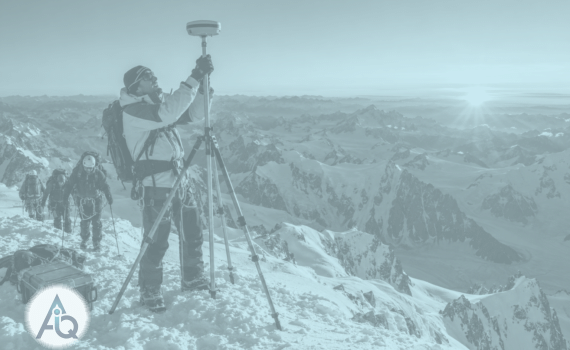 Landmeter meet met GNSS-antenne op de besneeuwde top van de Mont Blanc bij zonsopgang