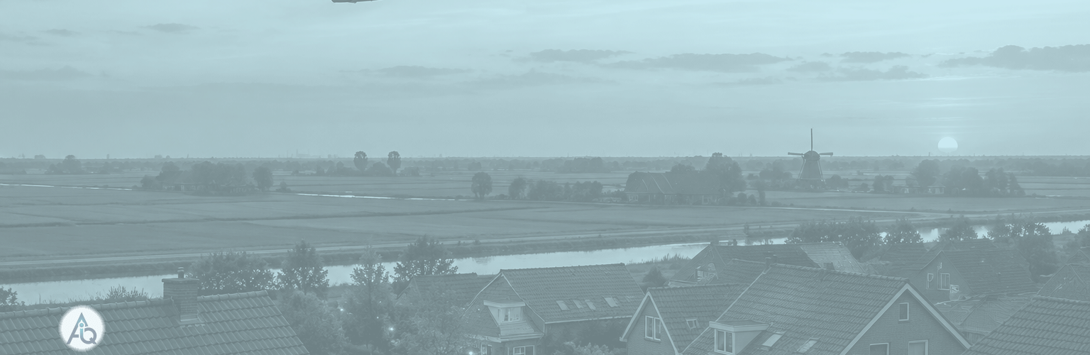 Vliegtuig stijgt op boven het Hollandse polderlandschap bij schemering met woonwijk op de voorgrond