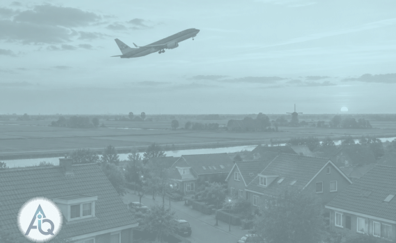 Vliegtuig stijgt op boven het Hollandse polderlandschap bij schemering met woonwijk op de voorgrond