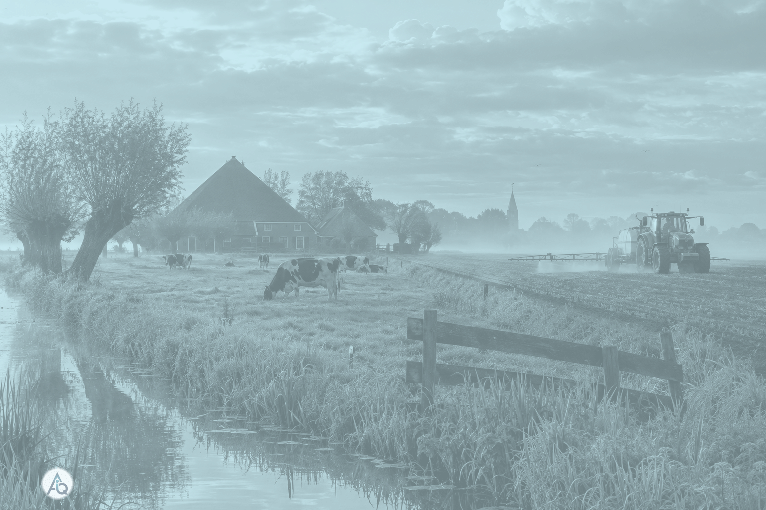 Noord-Nederlands landbouwlandschap met weiden, stal en tractor bij ochtendnevel