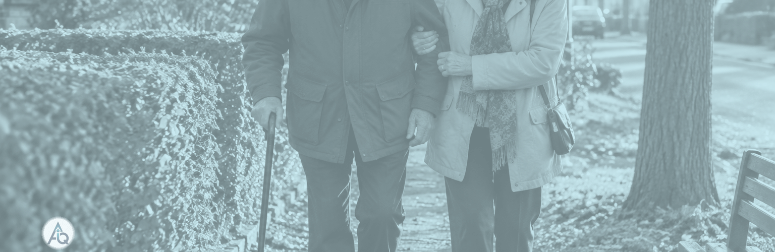 Oudere man met wandelstok wandelt gesteund door zijn partner door een Nederlandse woonwijk