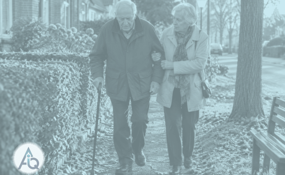 Oudere man met wandelstok wandelt gesteund door zijn partner door een Nederlandse woonwijk