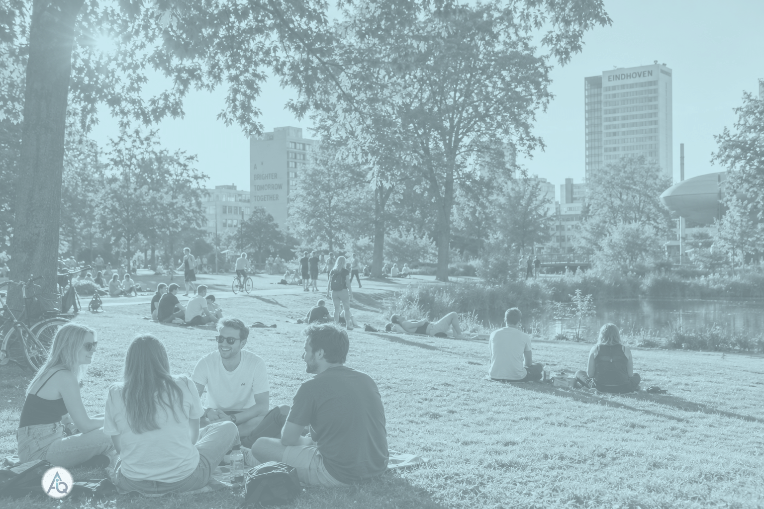 Mensen in t-shirts genieten op een zonnige warme dag eind september in een stadspark in Eindhoven