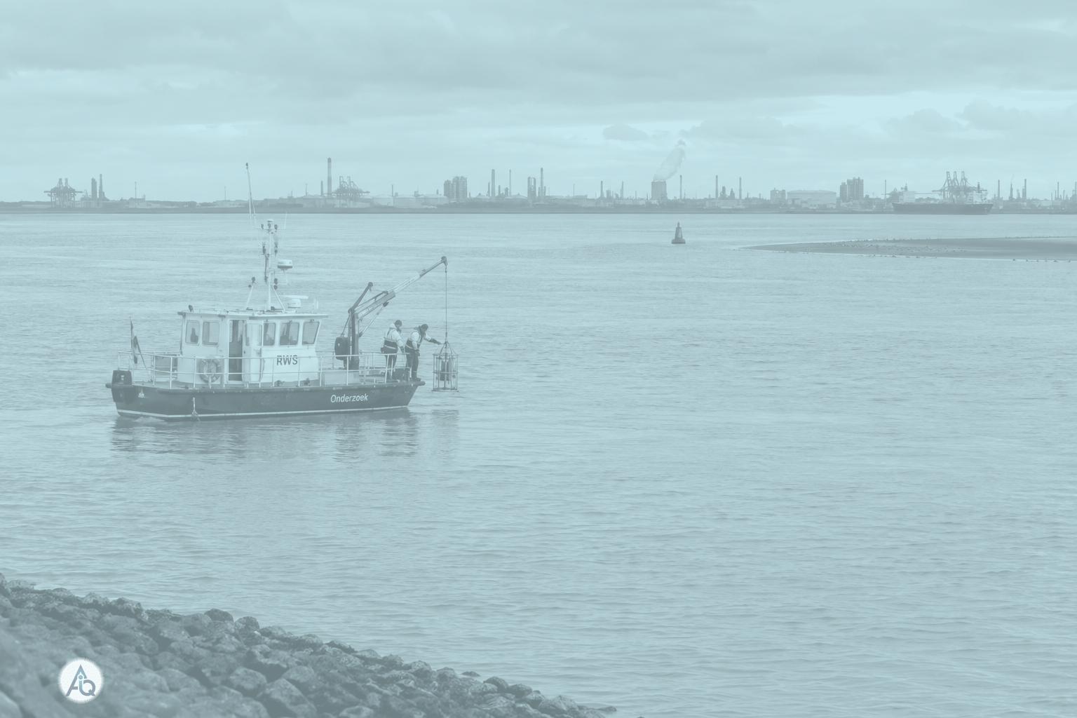 Onderzoeksboot neemt watermonsters in de Westerschelde met in de verte de silhouet van een industriegebied