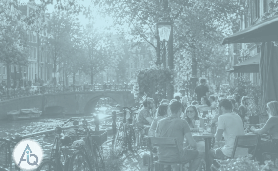 Gouden zonlicht over een Nederlandse stad met nog groene bomen aan het einde van september, mensen op een terras in korte mouwen